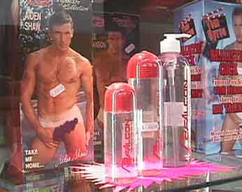 Vetrinetta in un pornoshop gay a Milano - Foto G. Dall'Orto