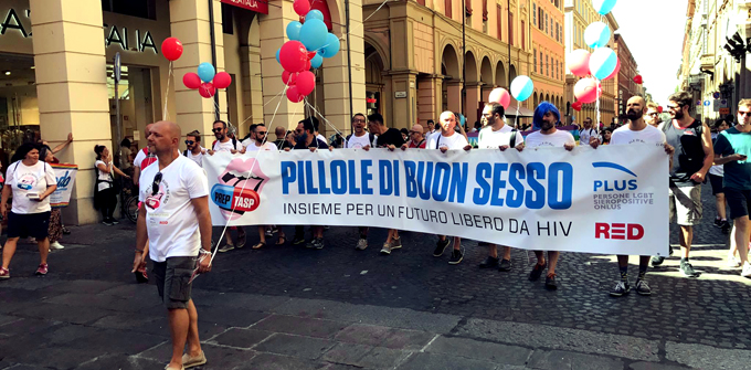 L'associazione "Plus" a un pride con lo striscione "Pillole di buon sesso"