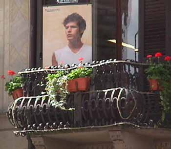 Attenti alle illusioni: nella realt questo balcone  vuoto (Foto G. Dall'Orto).