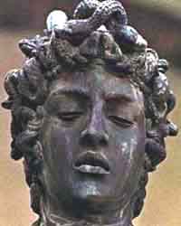 Nella testa di Medusa del Perseo  stato proposto di riconoscere un ritratto di Cencio.