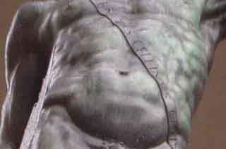 Il torso del ''Perseo'', con la firma del Cellini sulla bandoliera. [Foto G. Dall'Orto]
