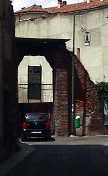 Milano - Quel che resta oggi del palazzo Gorani (foto Dall'Orto)