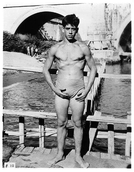 Riviera Boys - Ritratto di anonimo bagnante sul Tevere - Roma, anni Cinquanta