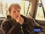 L'amico gay, dubbioso, sul taxi che lo porta all'appuntamento