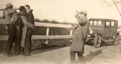 Quattro uomini si baciano - Foto umoristica degli anni Venti.