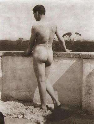 Ragazzo sulla terrazza romana di Pluschow