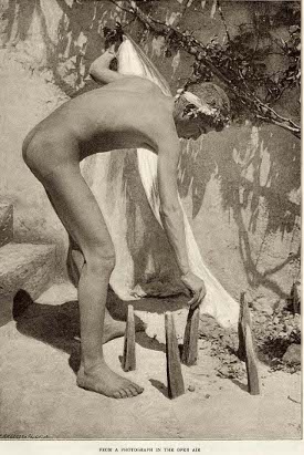 Gloeden, Ragazzo nudo chinato