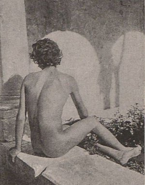 Ragazzo seduto di schiena