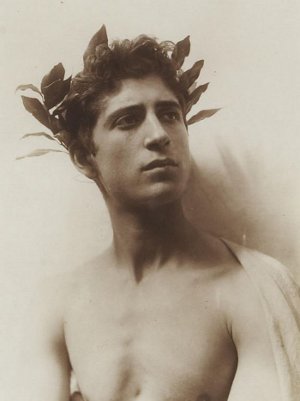 Giovane incoronato d'alloro