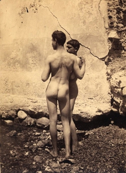 Wilhelm von Gloeden, Due ragazzi napopektani abbracciati,  foto n. M 0166.