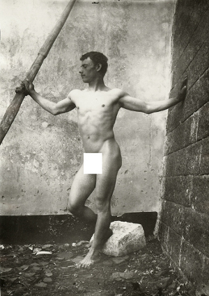 Wilhelm von Gloeden, Giovane napoletano davanti a un muraglione marino.