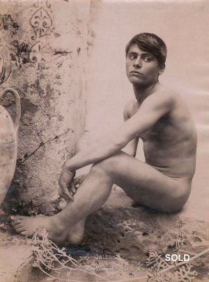 Gloeden, Giovane nudo seduto