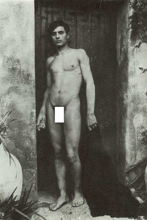 Giovane in piedi davanti a una porta