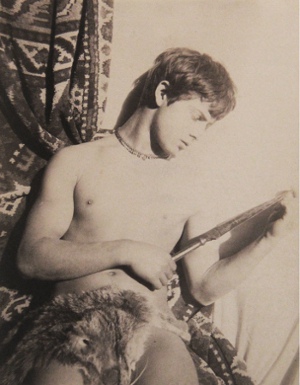 Wilhelm von Gloeden, Giovane napoletano con punta di lancia.