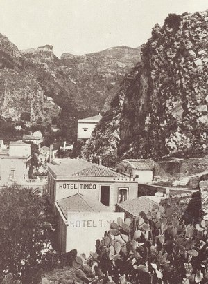 Gloeden, Panorama con l'Hotel timeo
