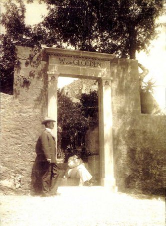 Il portale d'ingresso della casa-studio di Gloeden.