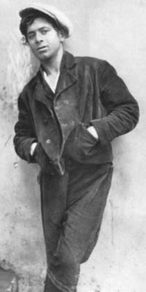 W. von Gloeden - Ragazzo vestito, forse il Moro