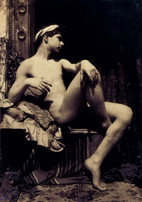 Foto di Wilhelm von Pluschow, n. 9383 Ragazzo in posa michelangiolesca