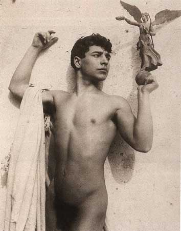 Wilhelm von Plschow, Giovane con statua di Vittoria alata, Roma, circa 1900.