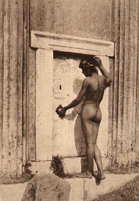 Wilhelm von Plschow, Giovane davanti alla falsa porta di un sepolcro romano, Pompei, circa 1890-1900.
