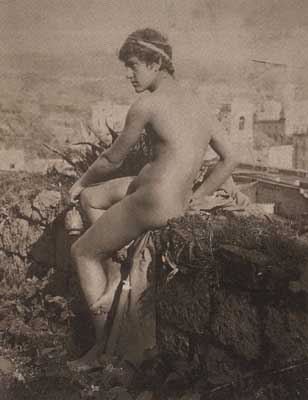 Wilhelm von Plschow, Ragazzo nel cortile della casa di Plschow a Posillipo, Napoli, circa 1890.