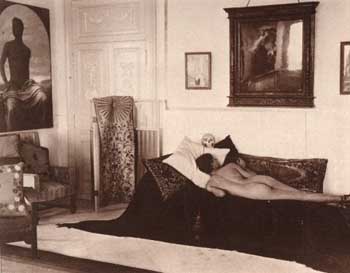 Nudo maschile ritratto all'interno di Villa Lysis a Capri, propriet di Fersen. Foto di W. von Plschow