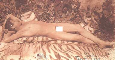 W. v. Gloeden - Dettaglio da: Nudo sdraiato su pelle di tigre. Datato 1926 ma anteriore.