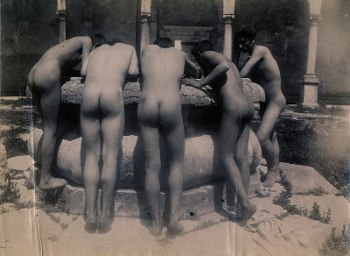 Ragazzi di schiena attorno a un pozzo