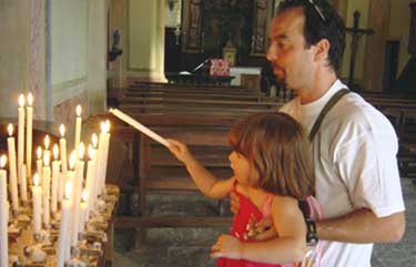 Mia nipote Erica e il suo pap in chiesa.