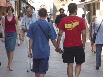 Mano nella mano: un gesto innocuo, che ai pi suscita ancora disgusto. (Foto G. Dall'Orto)