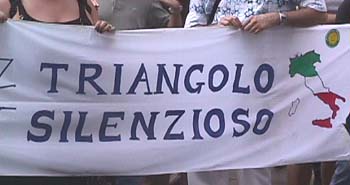 Ancora lo striscione di 'Triangolo silenzioso''
