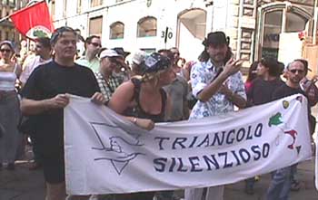Il gruppo di sordi gay, triangolo silenzioso, al Gay Pride di Milano nel 2001.