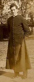 Sacerdote cattolico in una foto del 1928. Questa foto NON ritrae don Amedeo A.