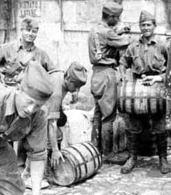 Soldati italiani durante una sosta delle grandi manovre del 1936