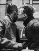 Militanti gay tedeschi si baciano per strada. Dal sito del R und T Zentrum