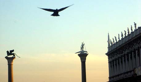 Le due colonne di P.zza san Marco al tramonto. Foto di G. Dall'Orto